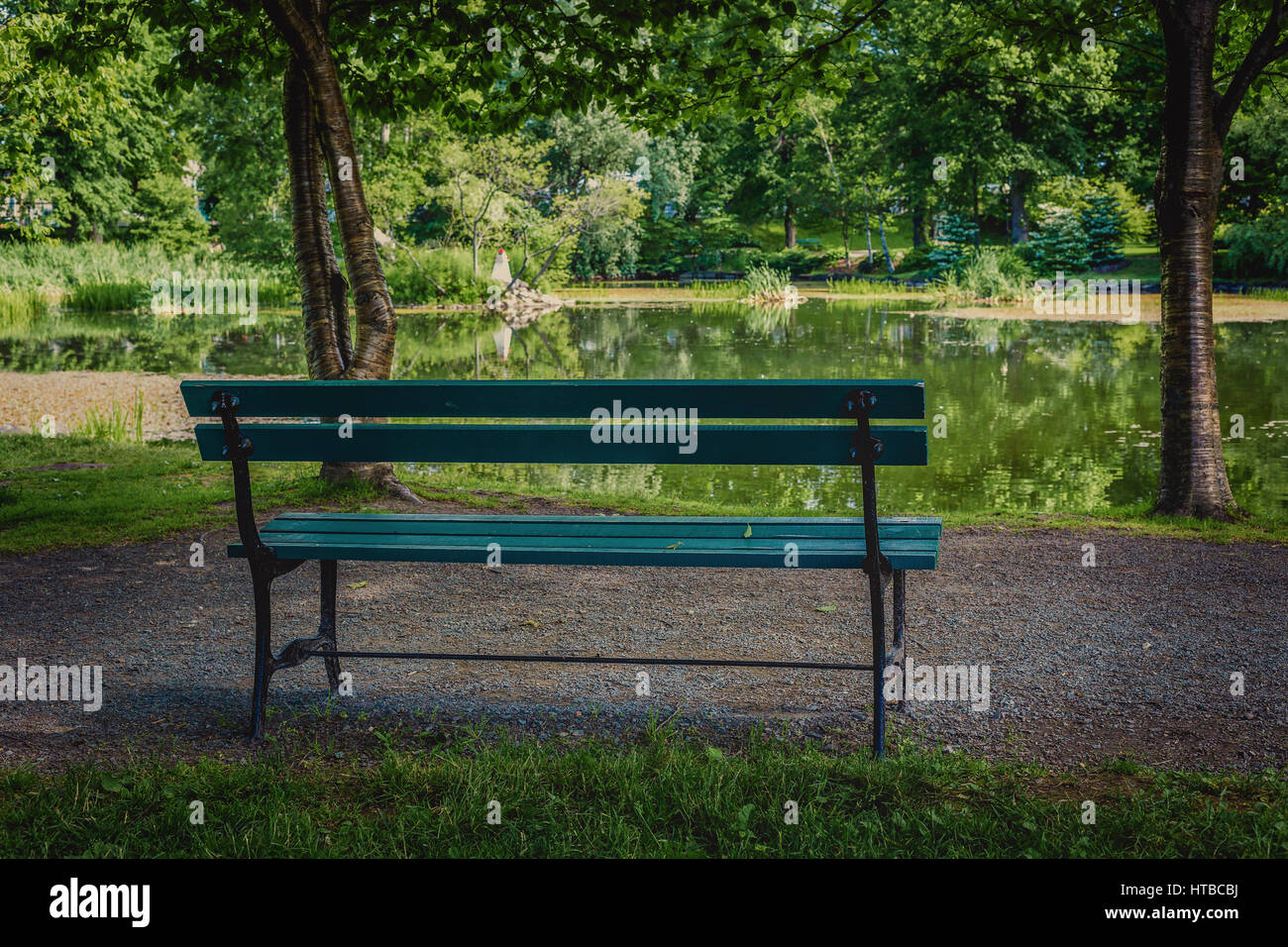 Parkbank im Schatten unter den Bäumen in die Halifax Public Gardens, Halifax, Nova Scotia, Kanada. Stockfoto