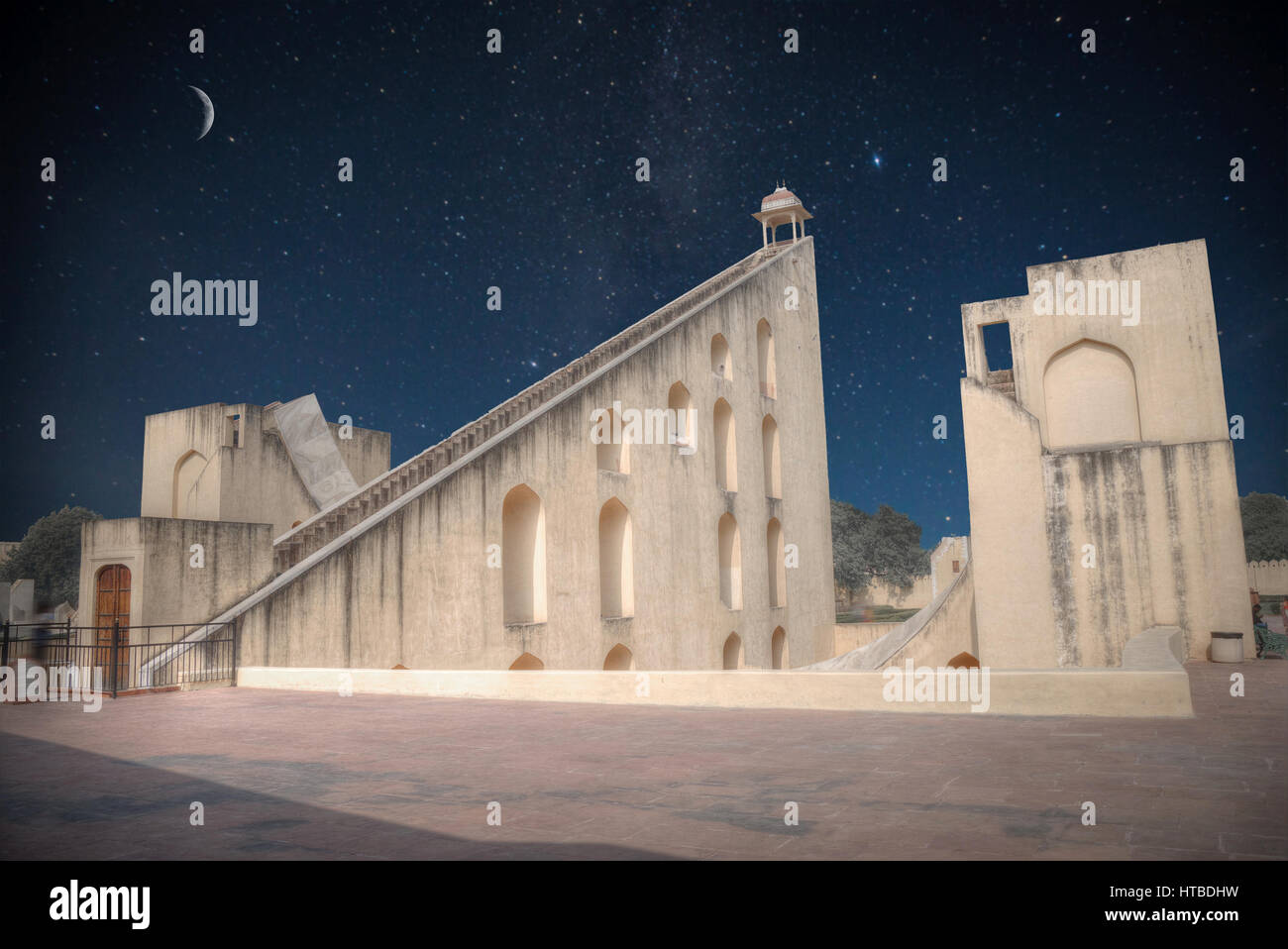 Jantar Mantar - Sternwarte, Stadt Jaipur. Nacht, Mond und Sterne leuchten. Stockfoto