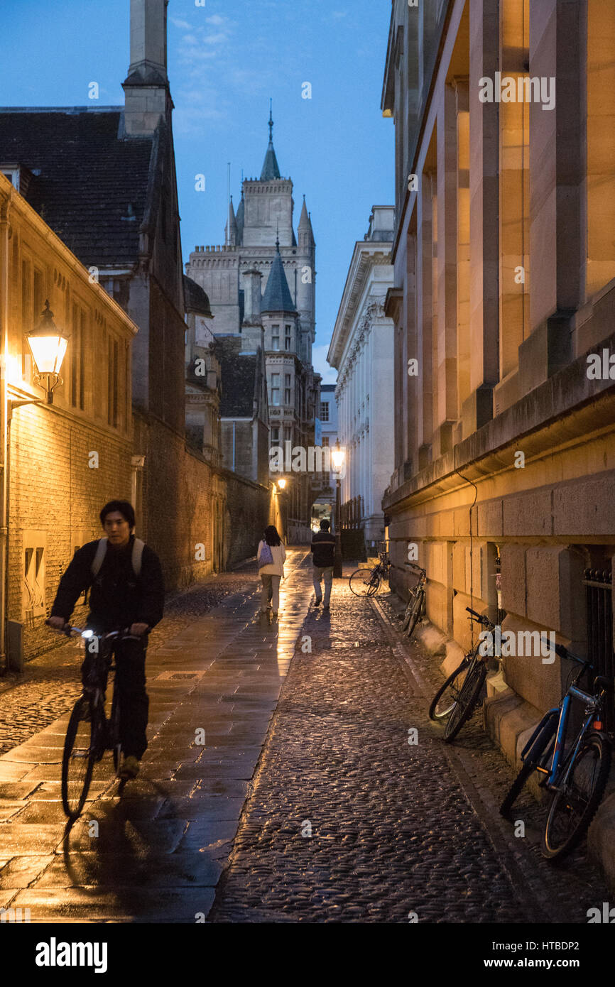 Studenten im Senat Haus Passage bei Dämmerung, Cambridge, England, UK Stockfoto