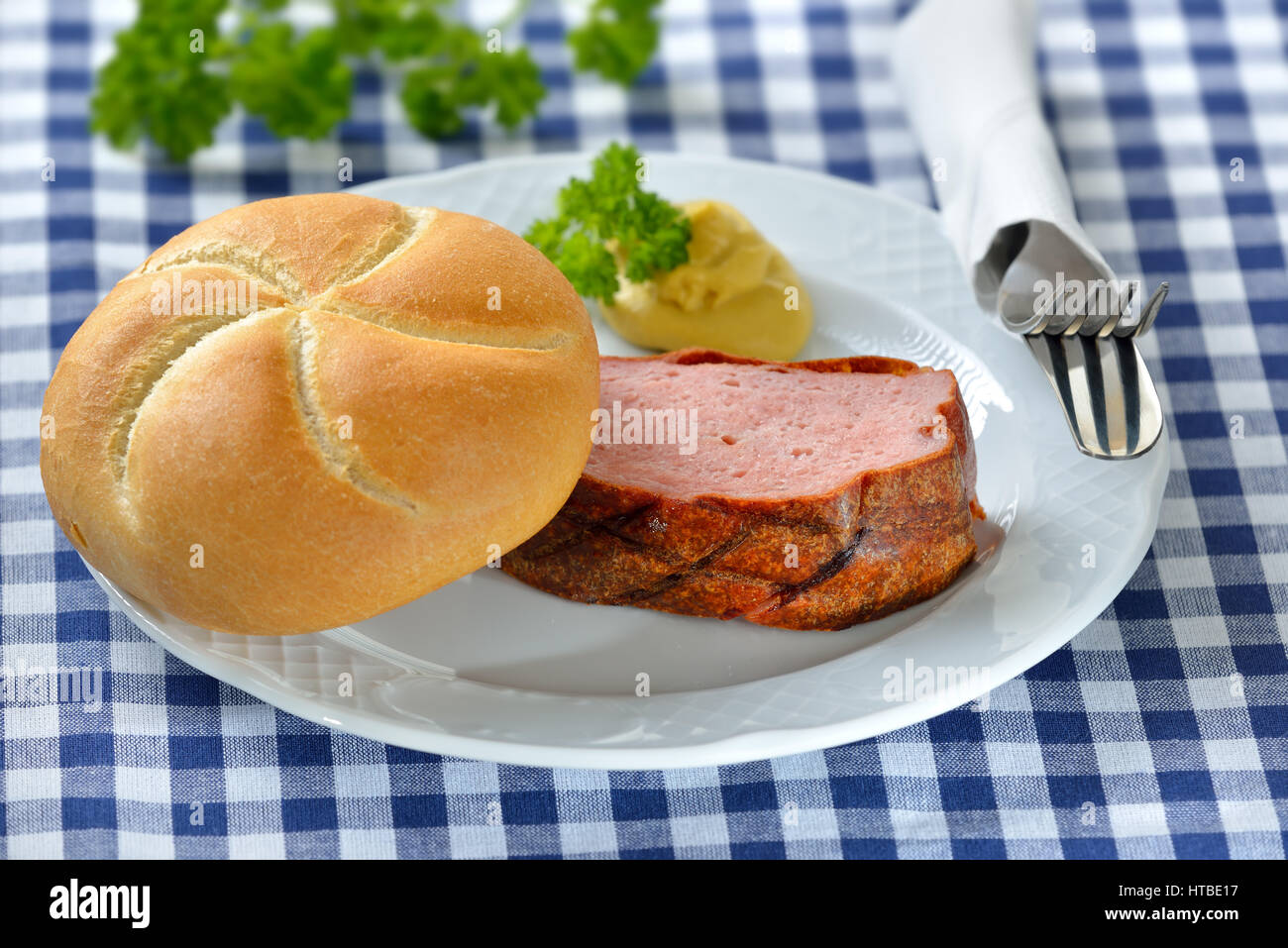 Portion Backofen frischen bayerischen Leberkäse mit einem knusprigen Roll und Senf