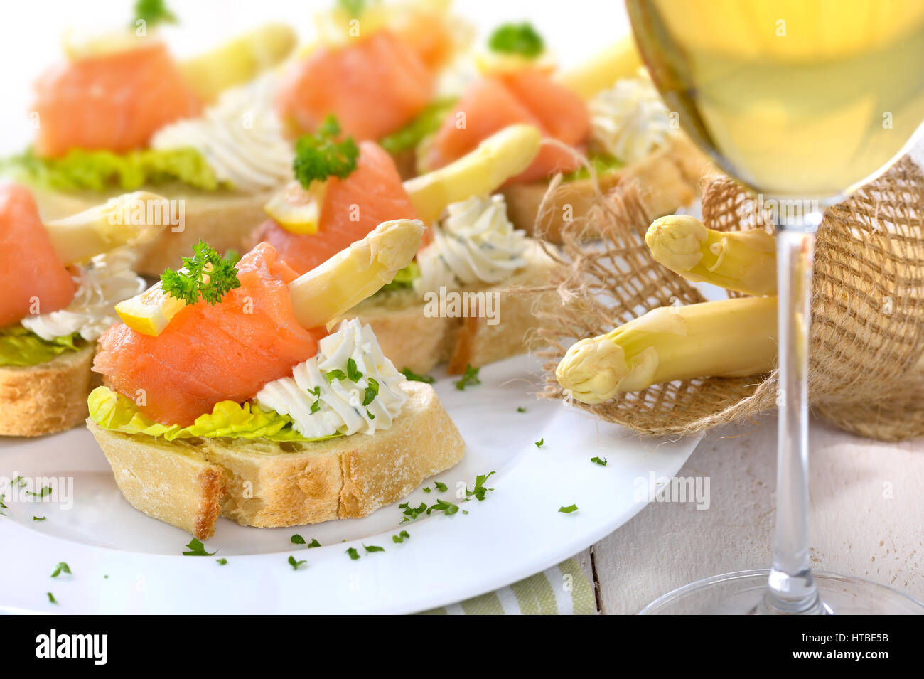 Köstliche Häppchen mit deutschen weißen Spargel, Frischkäse mit ...