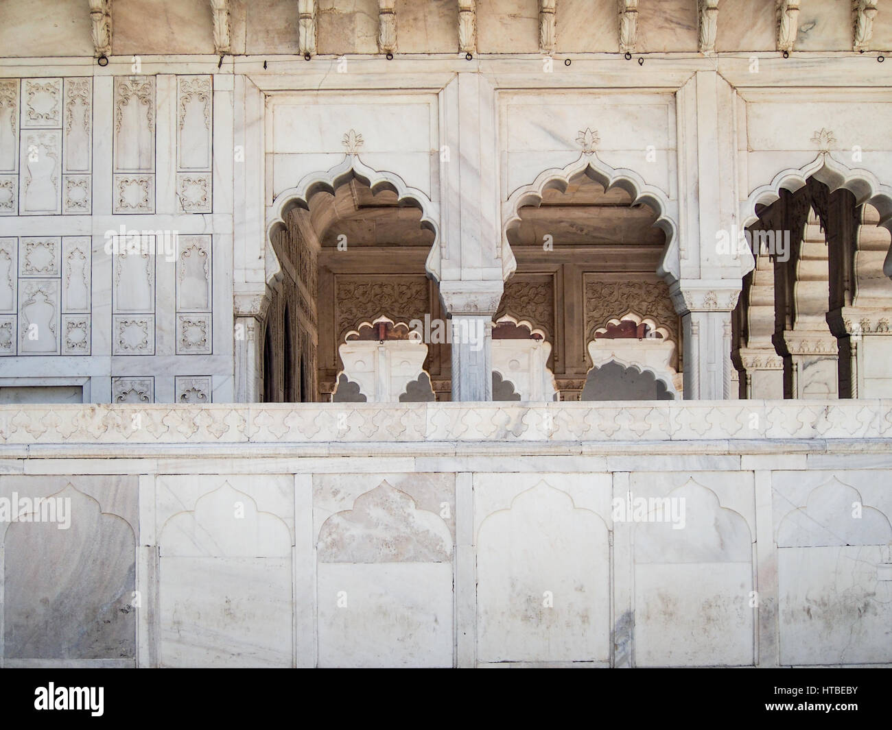 Weißer Marmor geschnitzt in schöne Türen im Fort Agra in Indien. Stockfoto