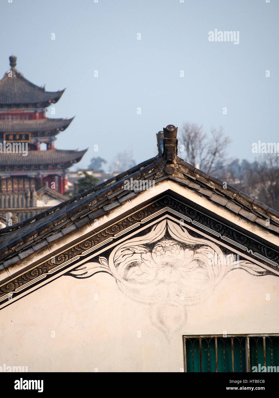 Blau getönten Bildern typisch traditioneller Bai Architektur in Dali, China. Stockfoto