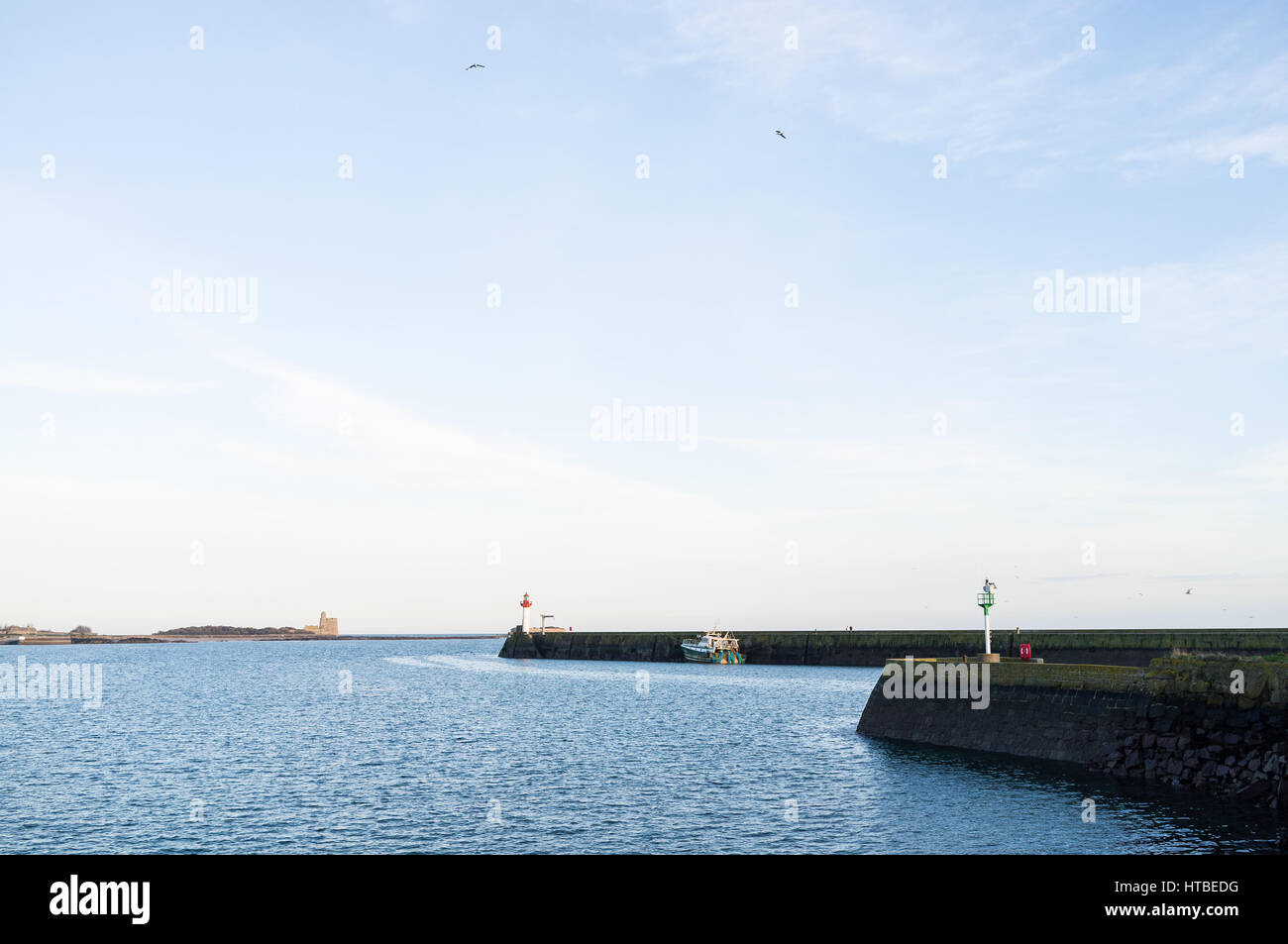 Eintrag von Port Saint Vaast la Hougue, Frankreich während der Sonnenuntergang Stockfoto