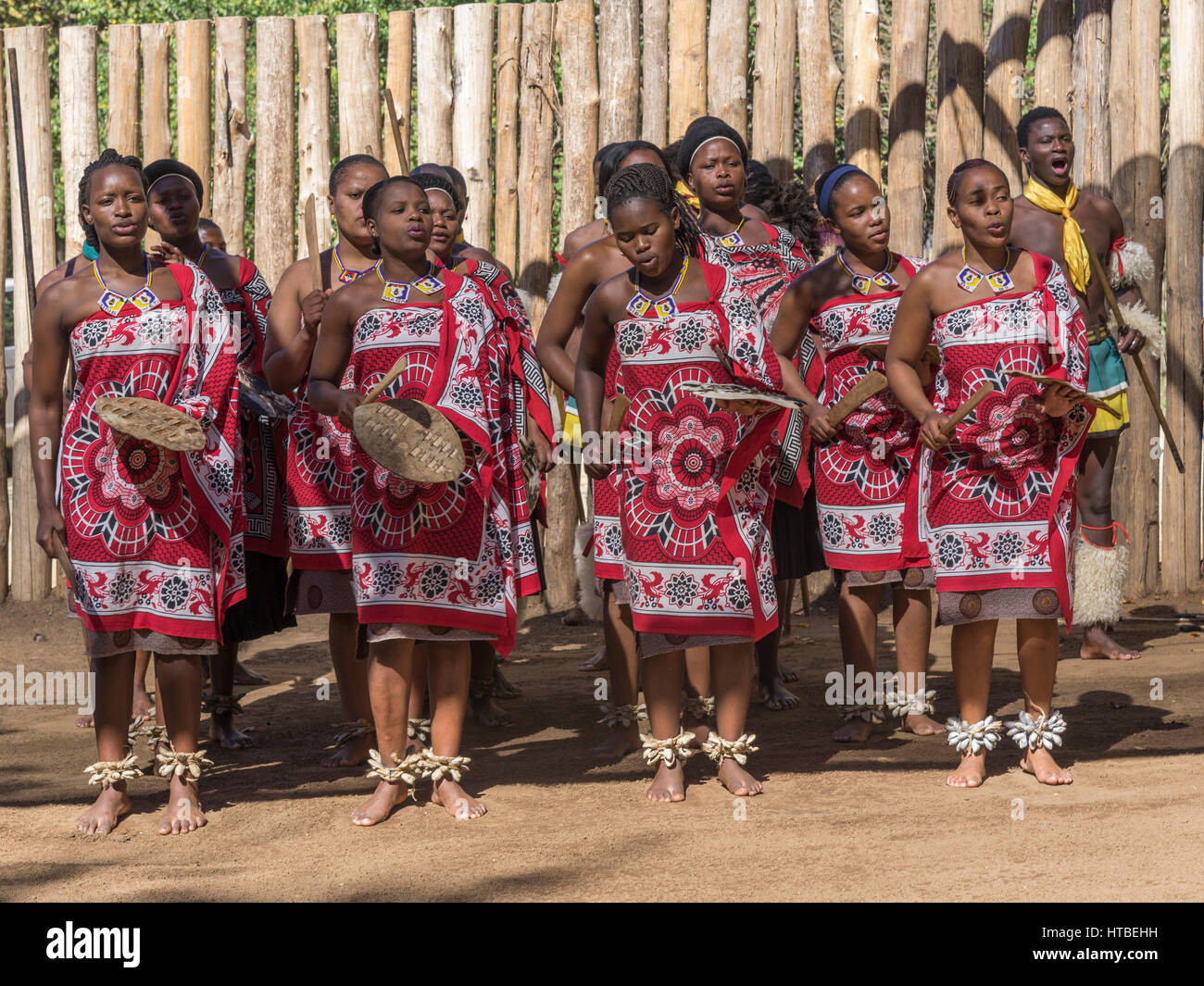 Frauen in traditioneller Kleidung während der Tanz, Swazi Cultural Village, Lobamba, Manzini, Swasiland Stockfoto