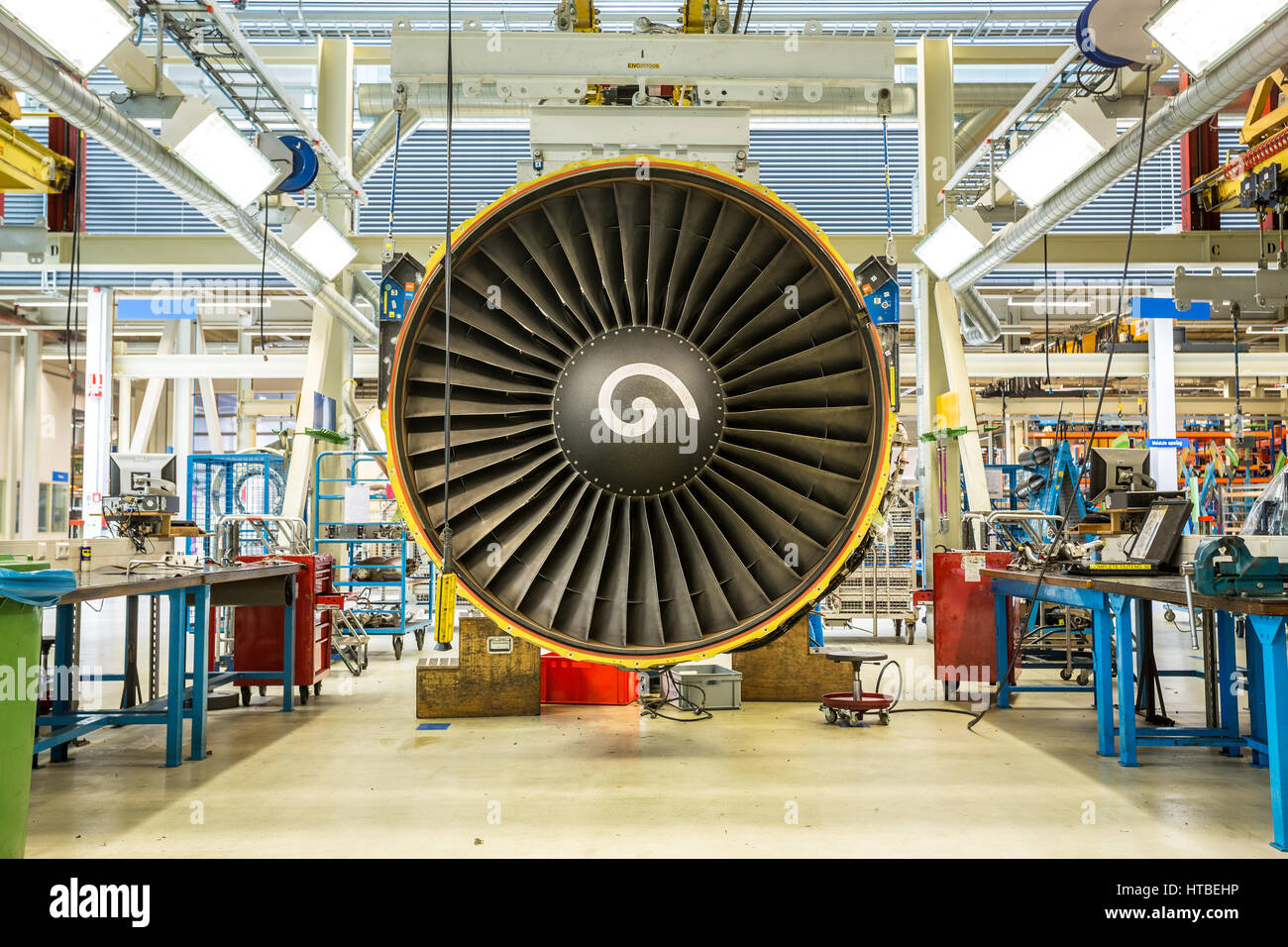 Aircraft Maintenance in riesigen industriehalle Stockfoto