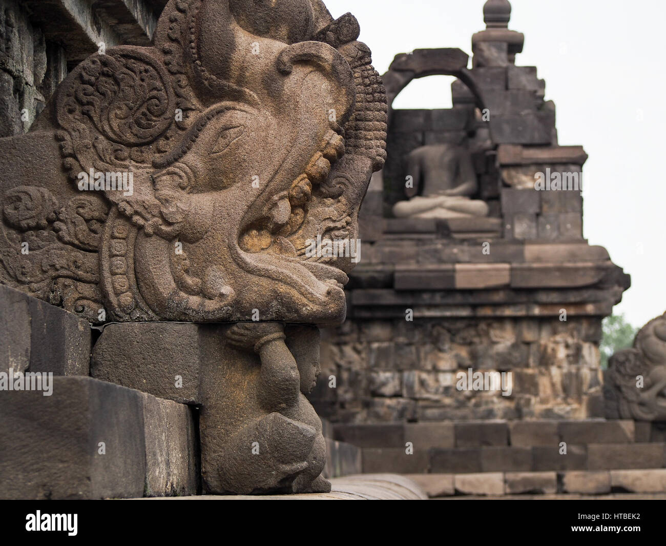 Ein Detail des geschnitzten Reliefs in Borobudur-Tempel in Indonesien. Stockfoto