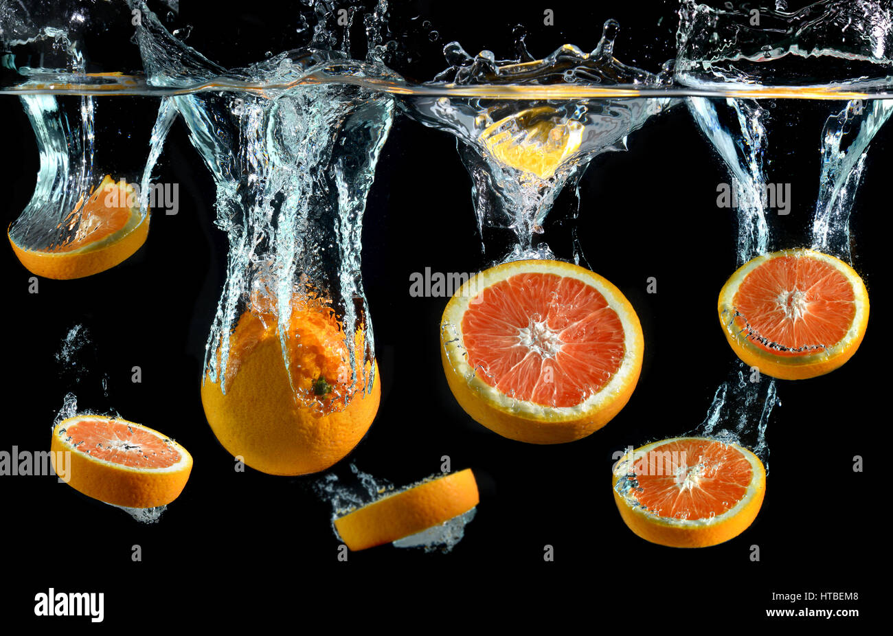 Spritzer Wasser Droping Orangen und Kunst gemischt im Studio technische Geschwindigkeit und Beleuchtung. Stockfoto
