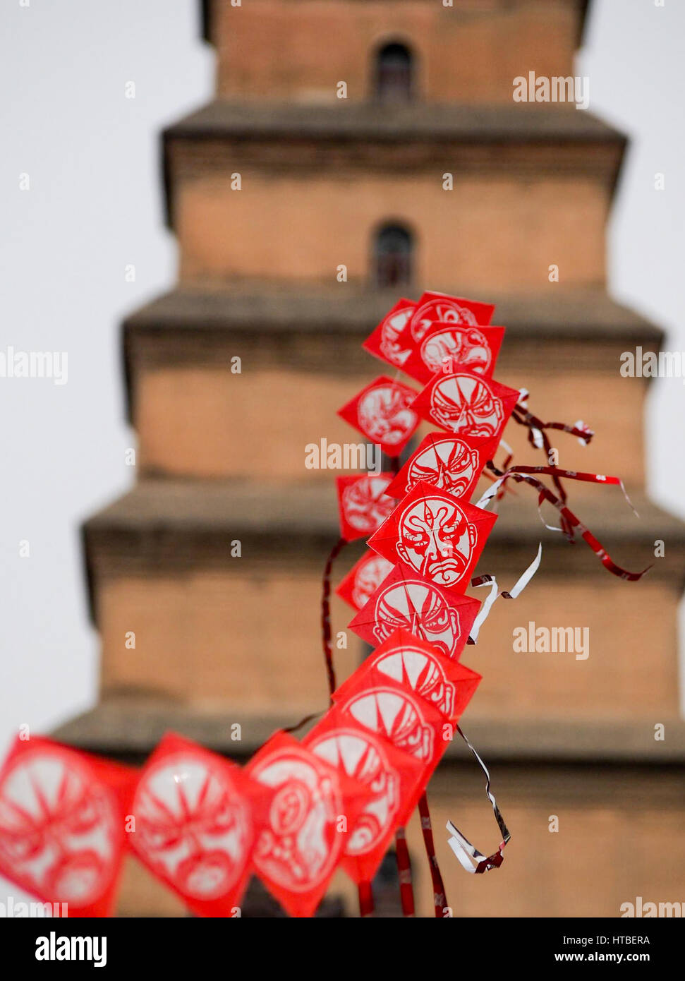Reihe von chinesischen Rotmilane mit Pagode im Hintergrund. Stockfoto