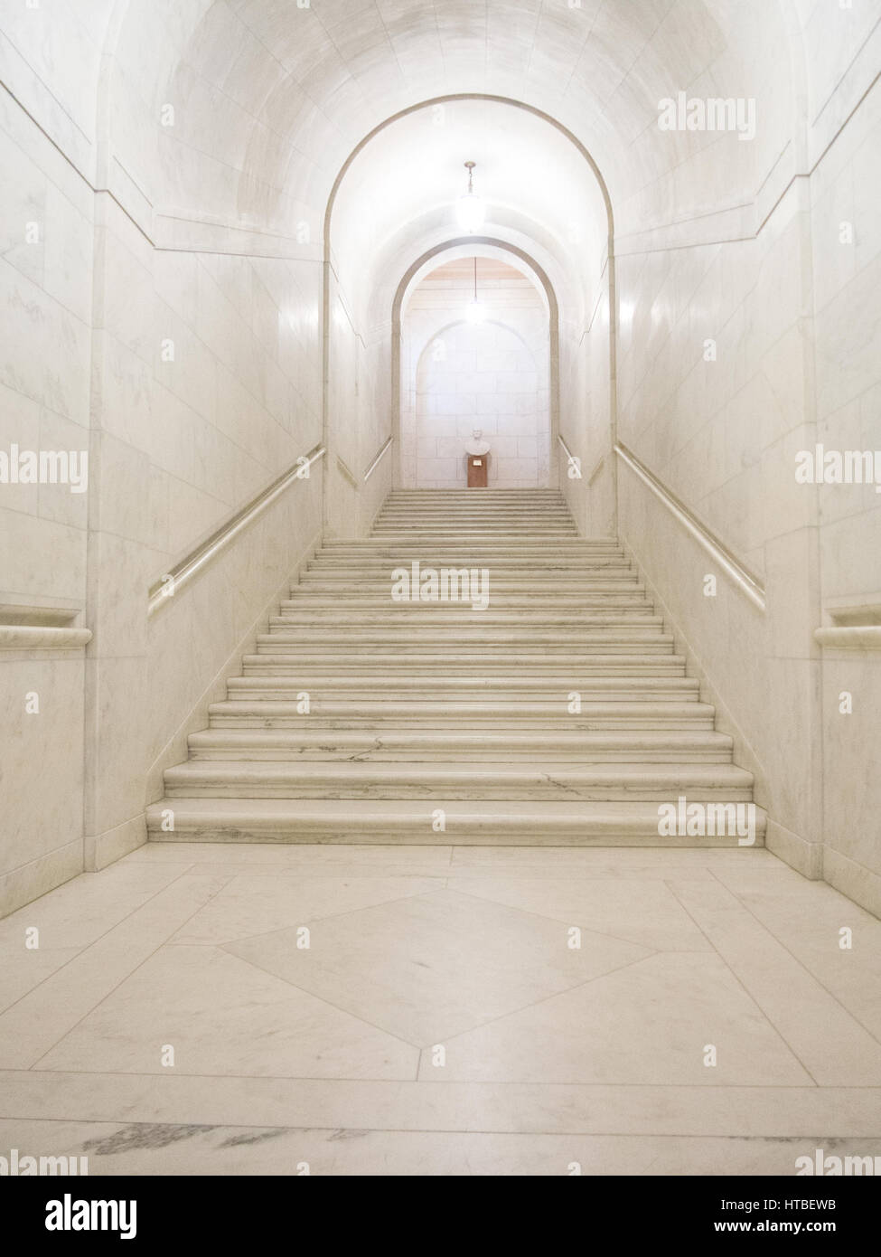 Der weiße Marmor Flur mit Treppe innerhalb der United States Supreme Court Gebäude in Washington, DC. Stockfoto