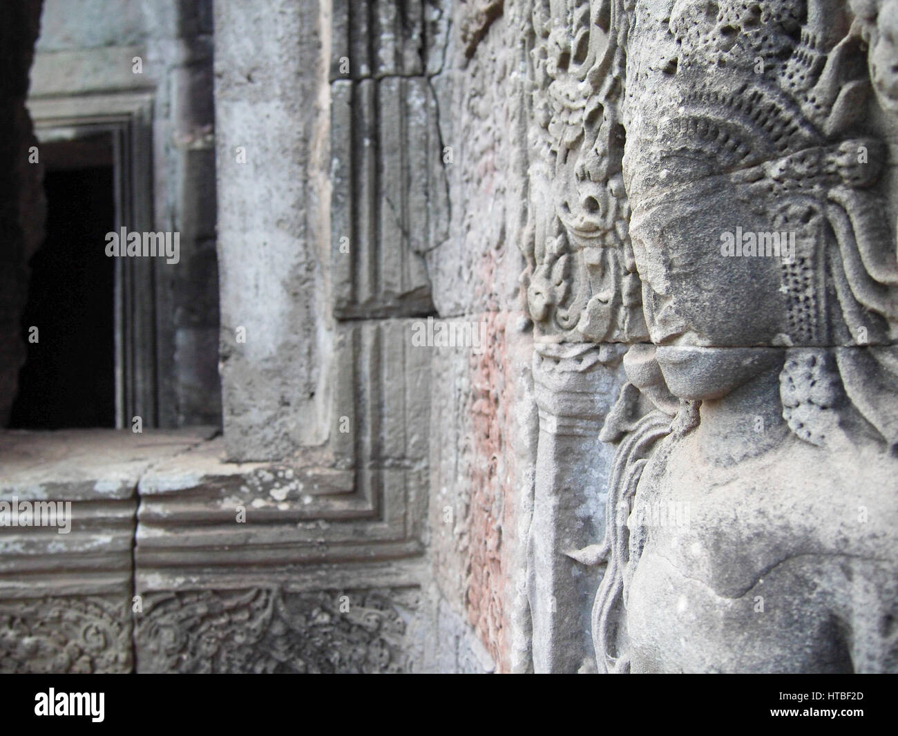 Schnitzerei an einem antiken Tempel in Indonesien. Stockfoto