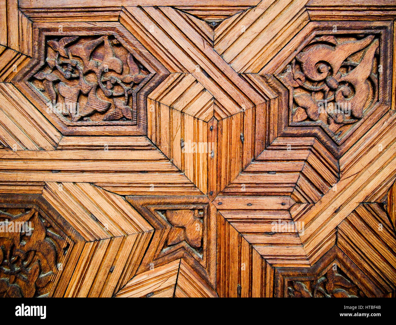 Detail einer kunstvoll geschnitzten hölzernen Tür Festung Alhambra in Granada, Spanien. Stockfoto