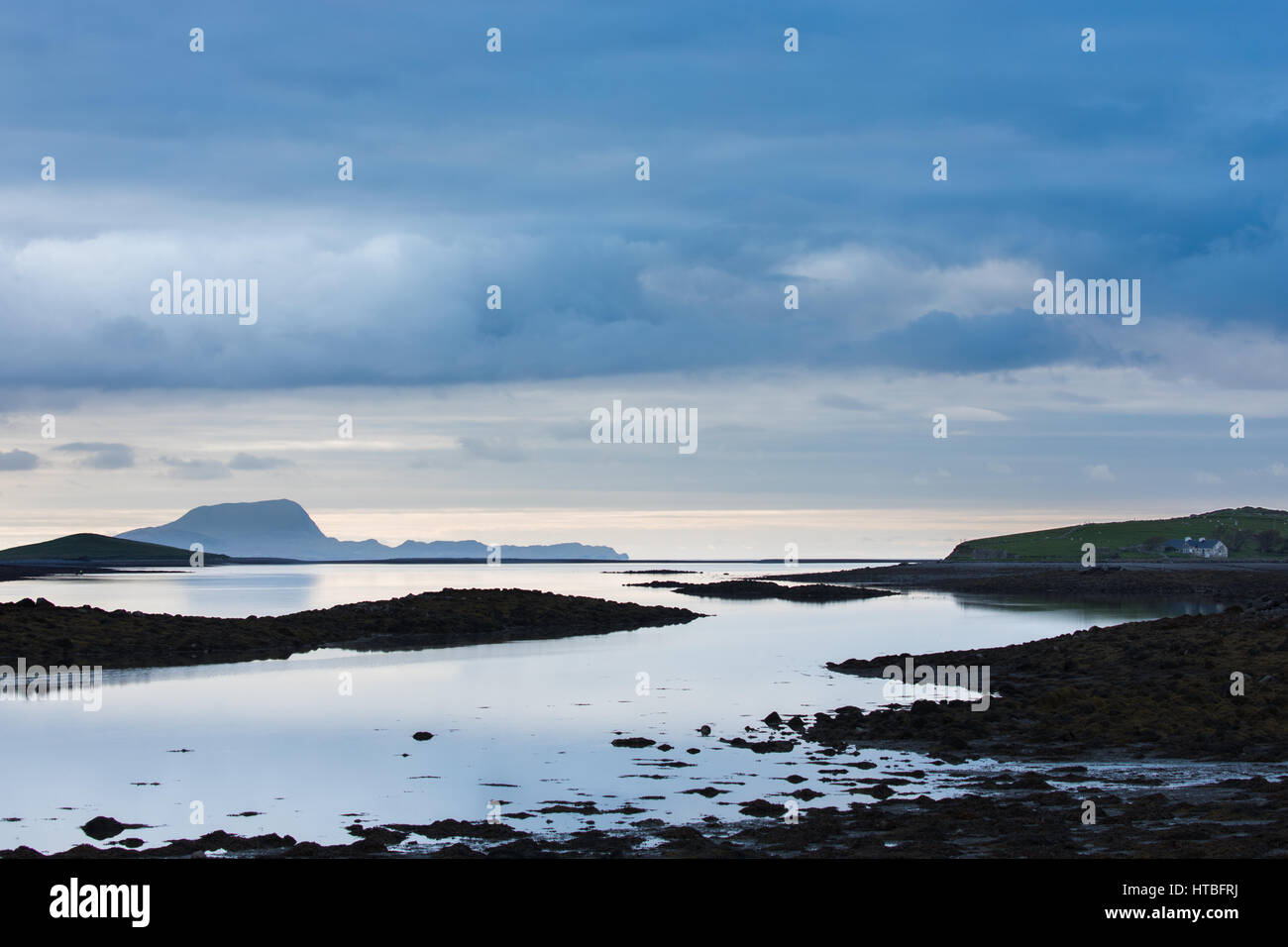 Eine einsame Hütte am Ufer der Clew Bay mit Clare Island hinaus Co Mayo, Irland Stockfoto