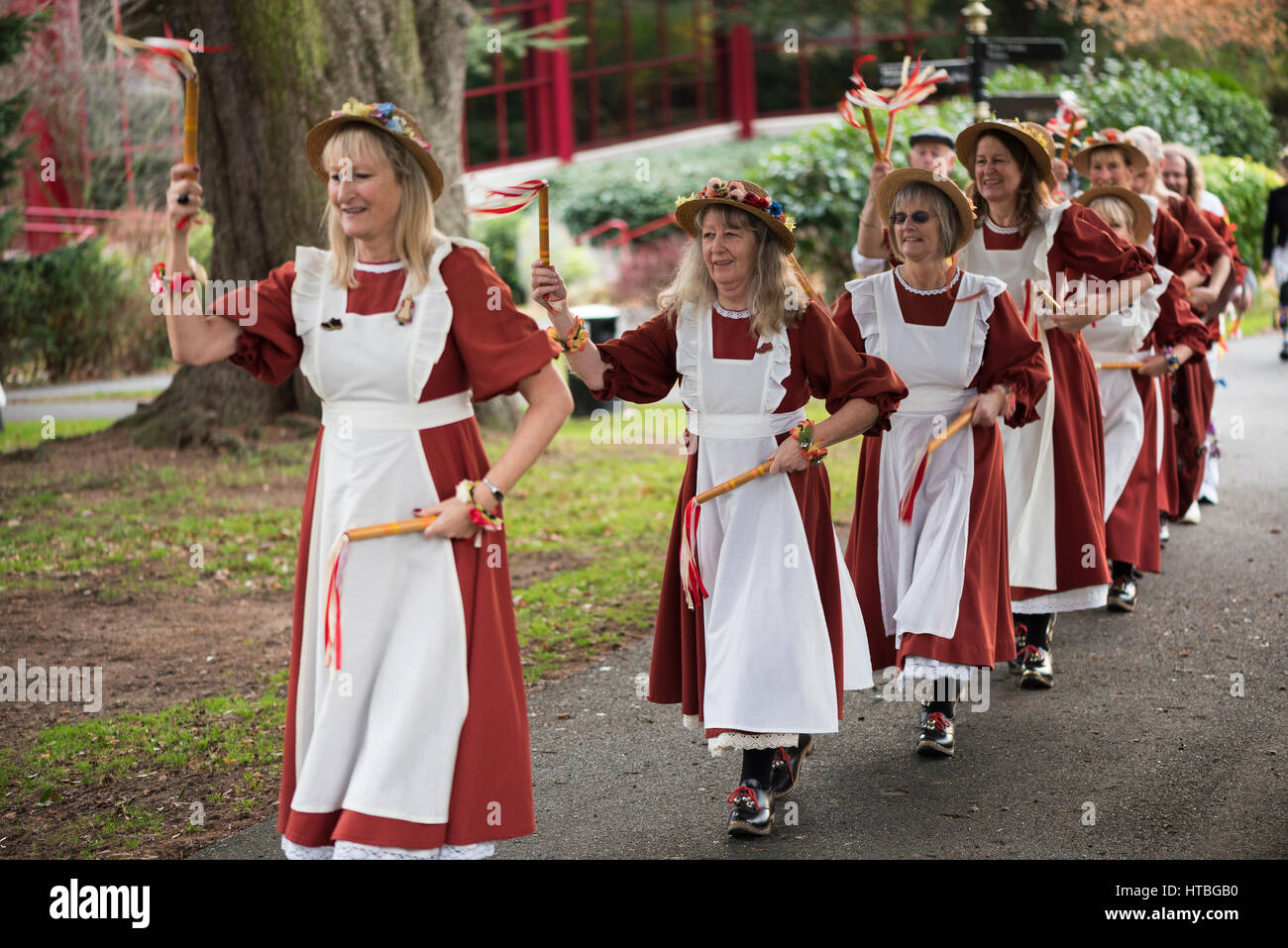 North west verstopfen Morris Dancers im Rahmen der Hochzeitsfeierlichkeiten einer der Tänzer tanzen Stockfoto