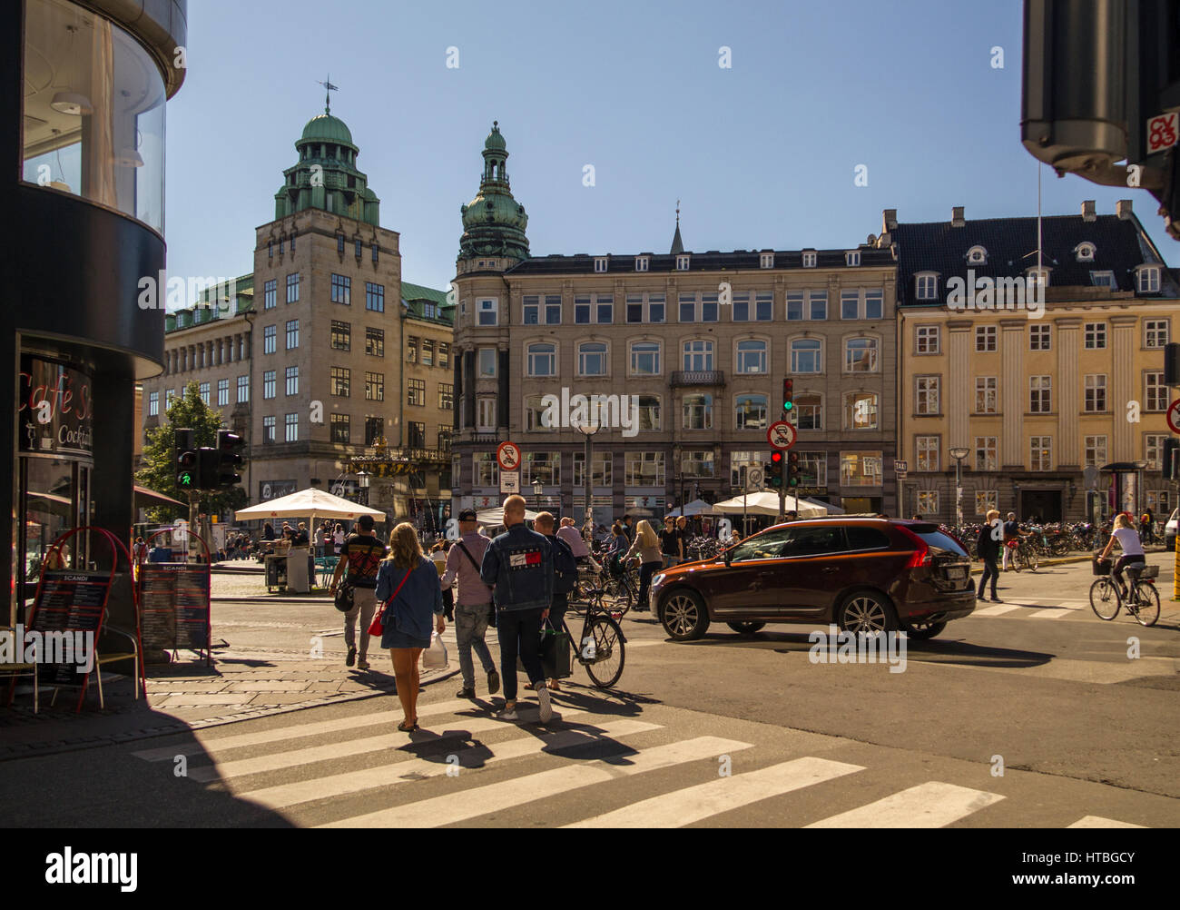 Kopenhagen, Dänemark - SEPTEMBER 5:Pedestrians im zentralen Kopenhagen Gammeltorv (Old Square) und Caritas-Brunnen. Dänemark Europa am 5. September 2016 Stockfoto