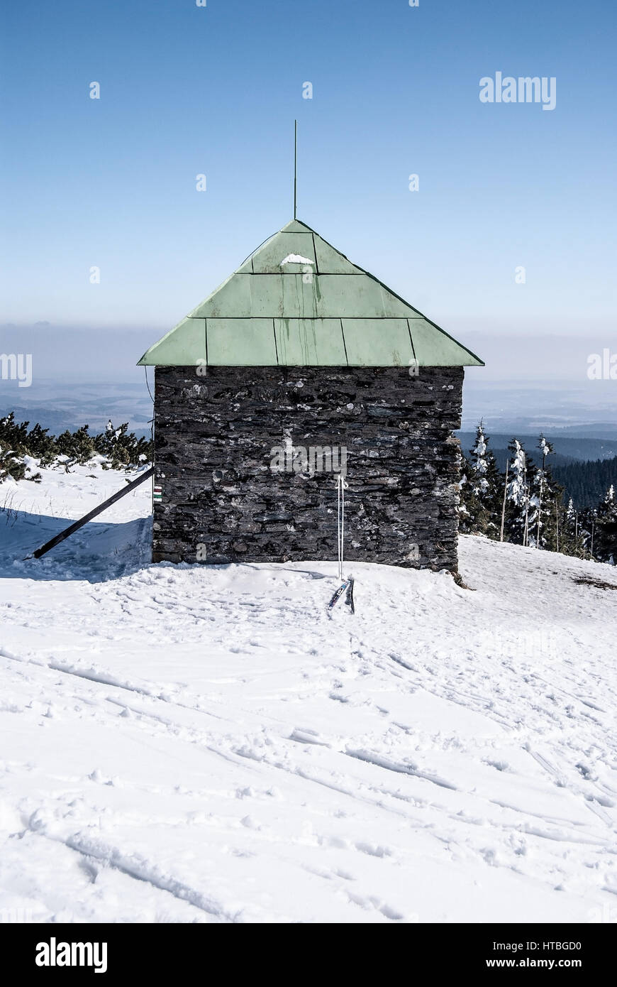 Jeleni studanka Stein Tierheim im Winter Gesenke in der Tschechischen Republik mit Schnee und klarer Himmel Stockfoto