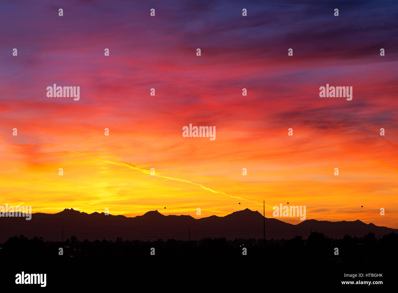 Farbenprächtiger Sonnenuntergang in Arizona und Wüstenberge Stockfoto