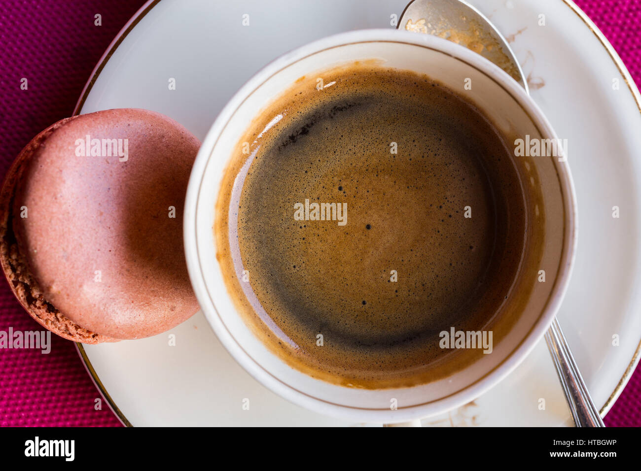 Draufsicht der Tasse Kaffee und einem französischen Makronen Stockfoto