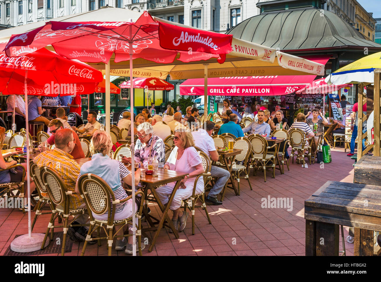 Straßencafé in den Naschmarkt, Wien, Österreich Stockfoto