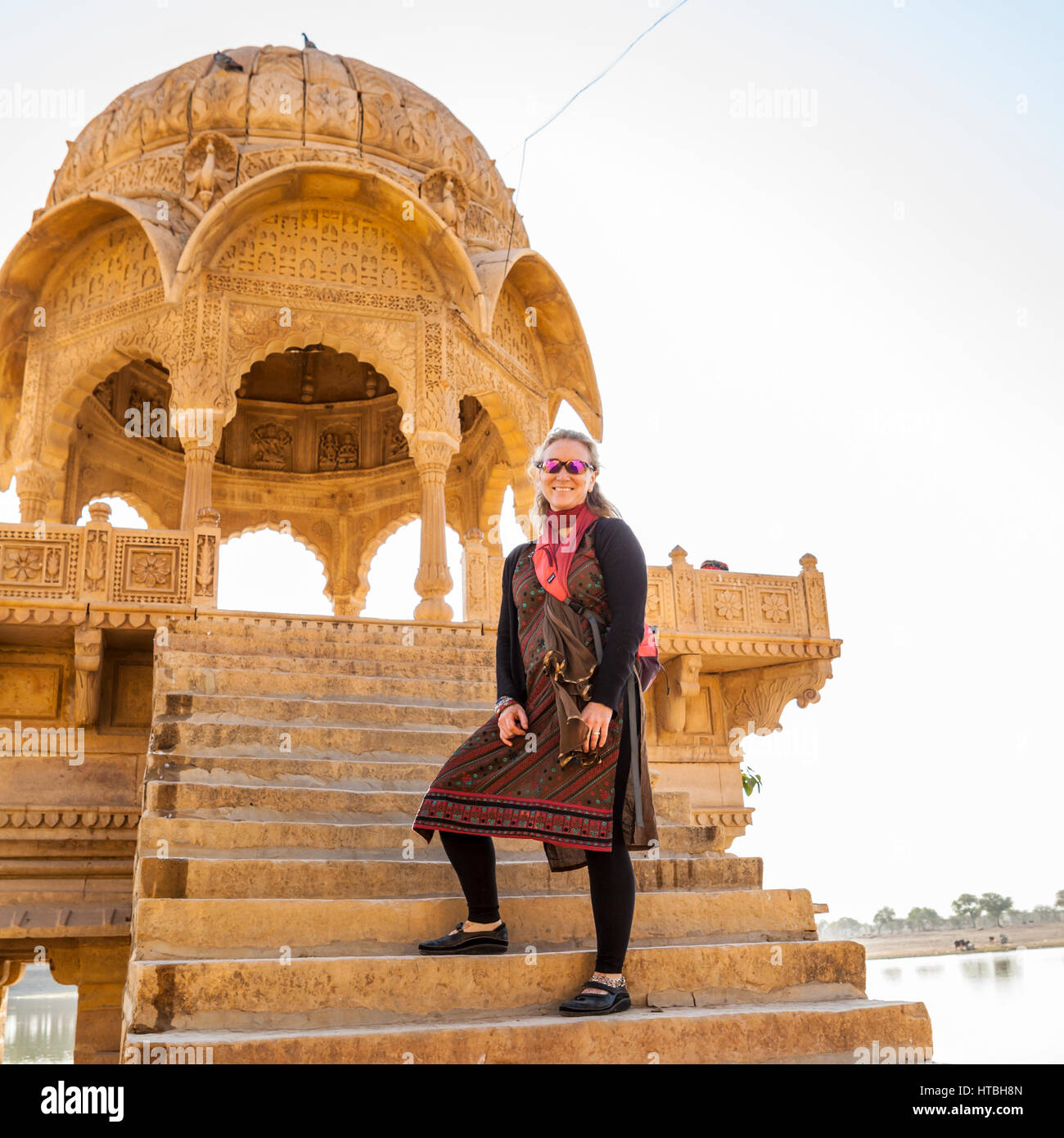 Eine Frau, die für ein Bild posiert, während auf Reisen in Jaisalmer, Indien. Stockfoto