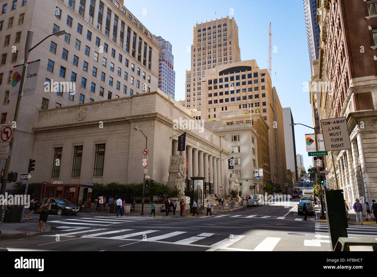 Menschen überqueren Sansome Street, mit ehemaligen Pacific Coast Börsengebäude sichtbar, in der Nähe der Financial District von San Francisco, Kalifornien, 26. September 2016. Stockfoto