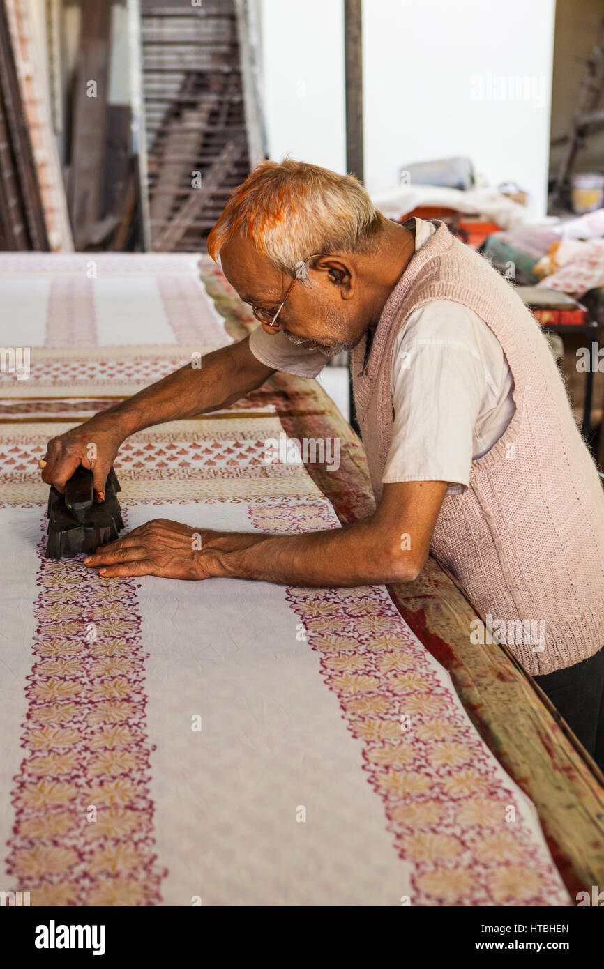 Ein Handwerker tun Block Drucken auf Stoff in Jaipur, Indien. Stockfoto