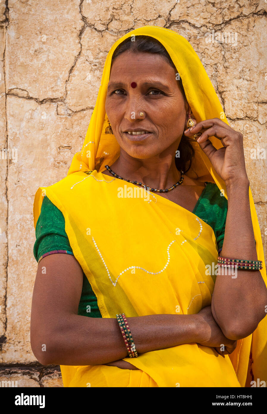 Eine indische Frau posieren für Fotos in Amer Palast, Amer, Rajasthan, Indien. Stockfoto