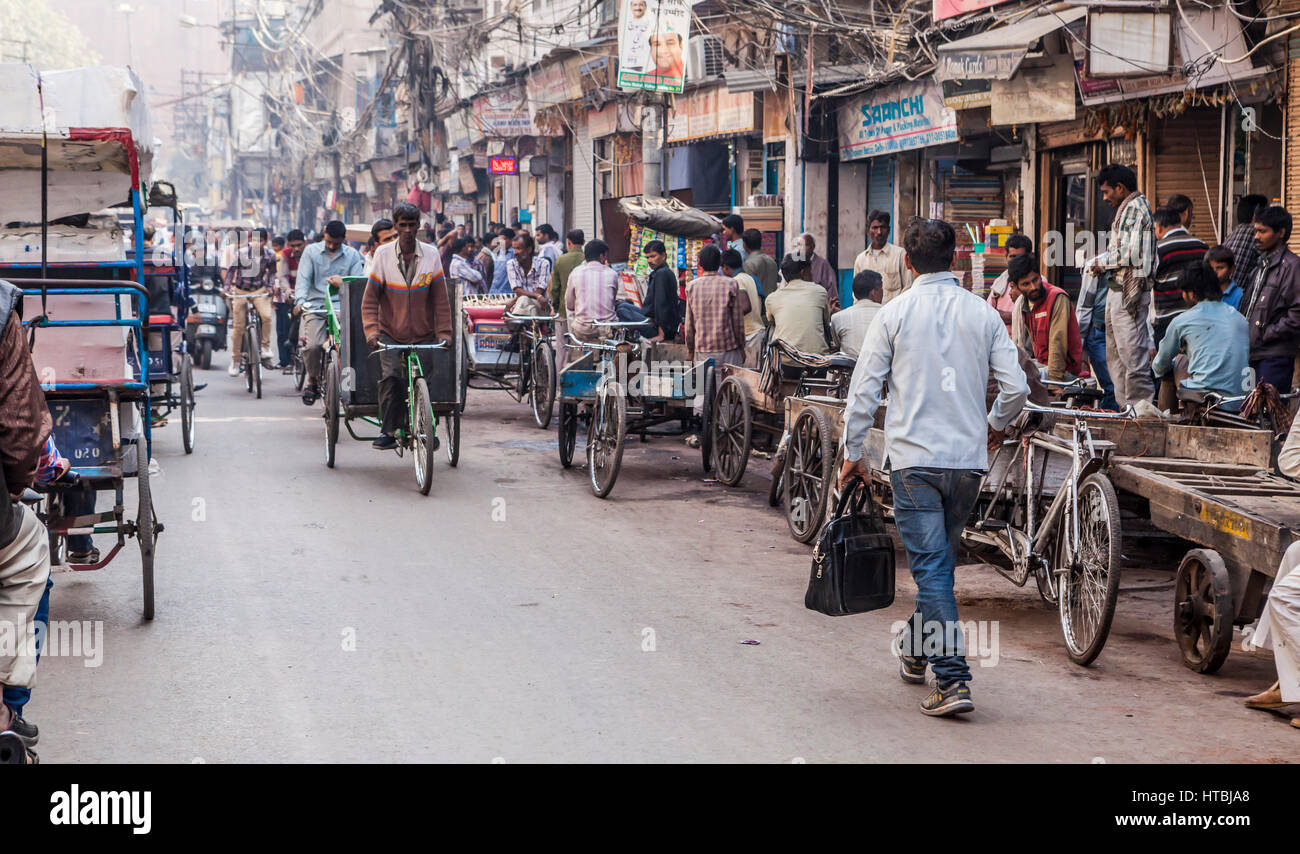 A Straßenszene in Chandni Chowk, eines der ältesten und am meisten besuchten Märkte in Delhi, Indien. Stockfoto