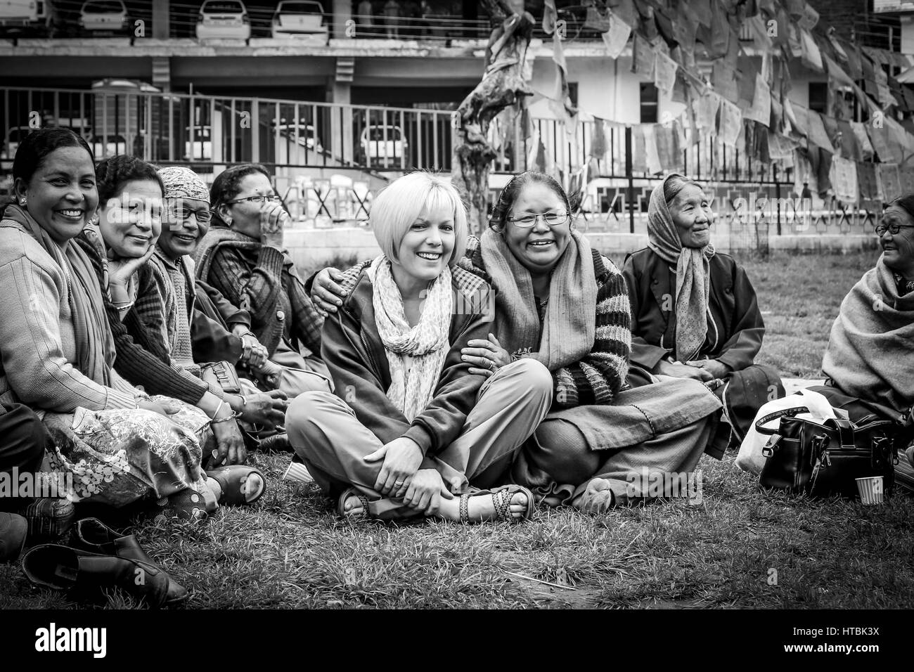 Tibetische Frauen sitzen mit touristischen lächelnd Stockfoto