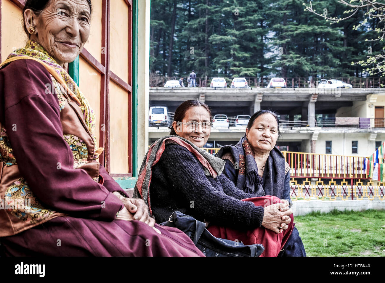 Tibetische Frauen Lächeln vor buddhistischen Tempel Stockfoto
