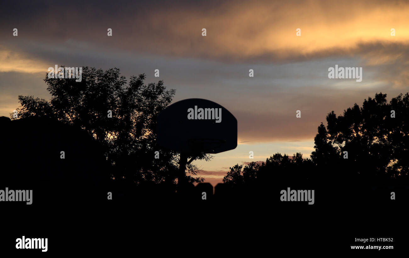 Basketball bei Sonnenuntergang Stockfoto