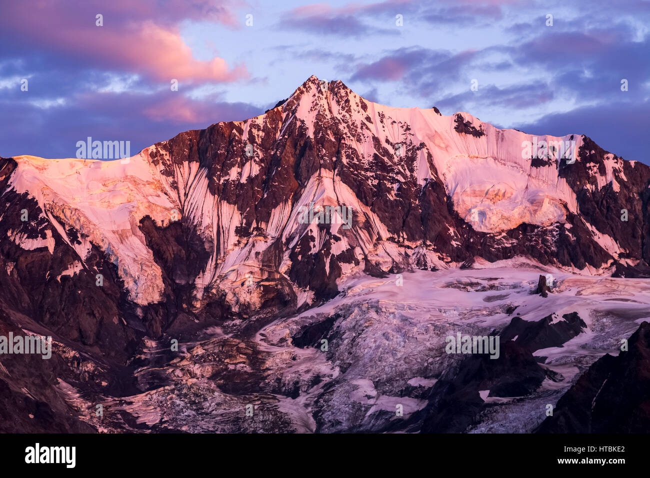 Alpenglühen am Institut Peak bei Sonnenuntergang in die Alaska Range im Sommer; Alaska, Vereinigte Staaten von Amerika Stockfoto