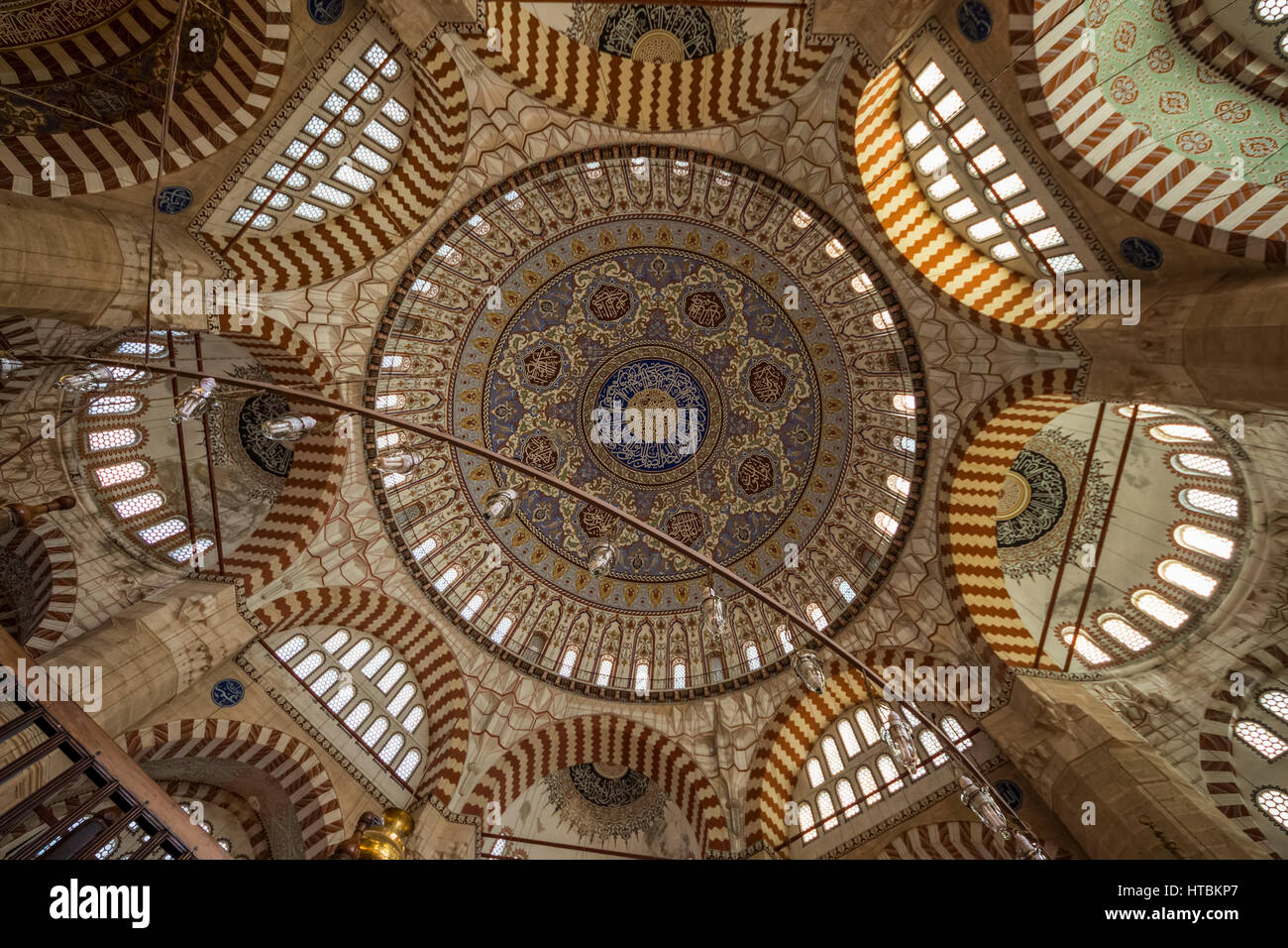 Innenansicht der zentralen Kuppel und es unterstützt Struktur von Zwickeln, Bögen und semi-Kuppeln der Selimiye Moschee; Edirne, Türkei Stockfoto