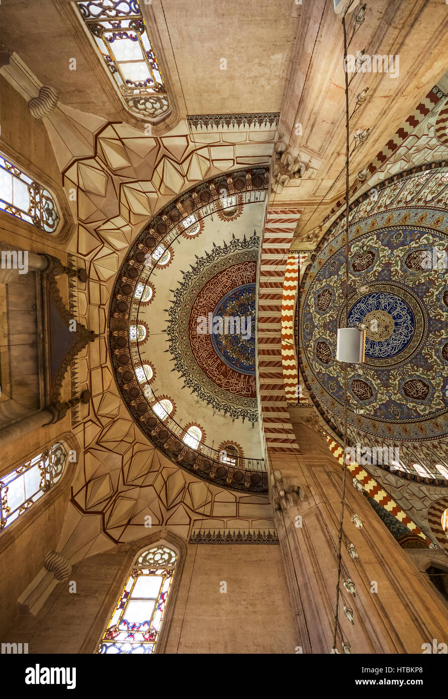 Innenansicht der zentralen Kuppel und es unterstützt Struktur von Zwickeln, Bögen und semi-Kuppeln über dem Mihrab der Selimiye Moschee Stockfoto
