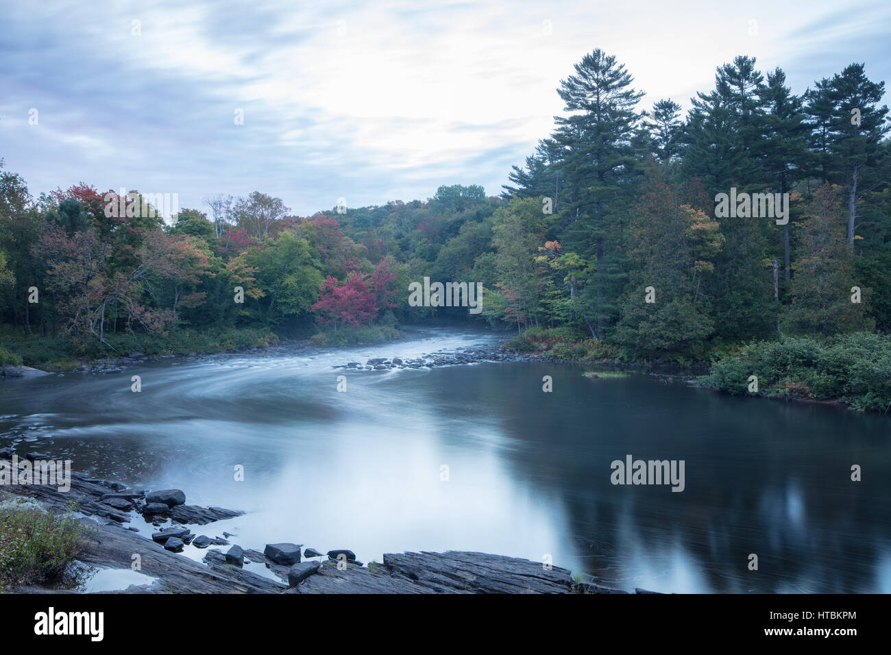 Herbstfärbung, Habichtsbitterkraut Rapids, Muskoka, Ontario, Kanada Stockfoto