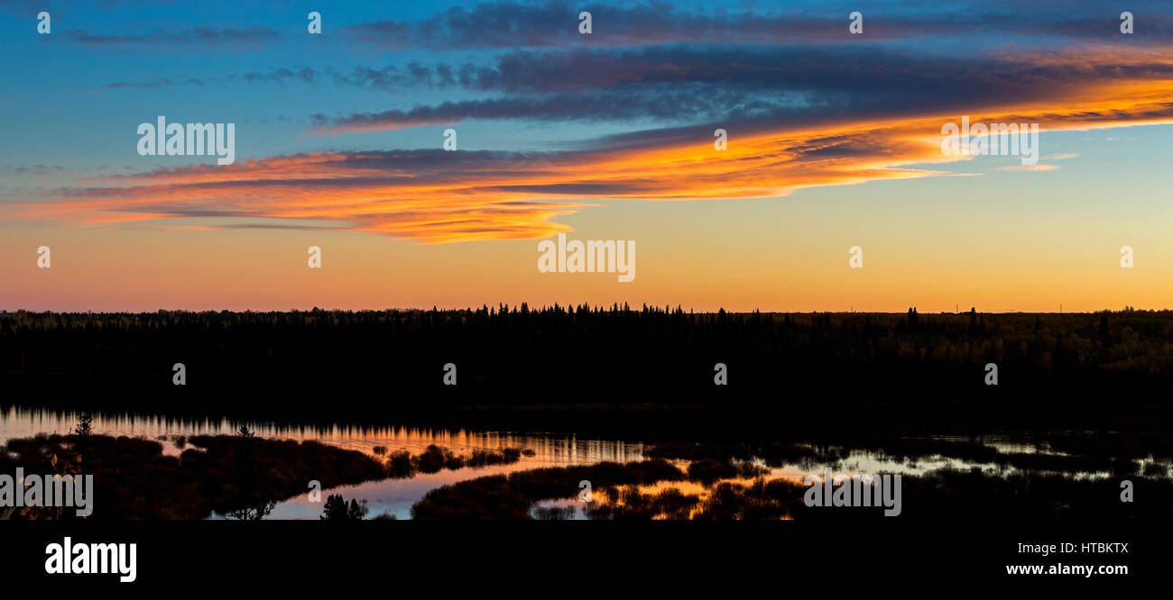 Silhouette der Flusstal mit dramatischen bunten Wolken und blauer Himmel; Calgary, Alberta, Kanada Stockfoto