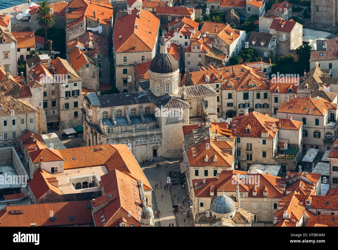 Blick auf Dächer und Kathedrale; Dubrovnik, Kroatien Stockfoto