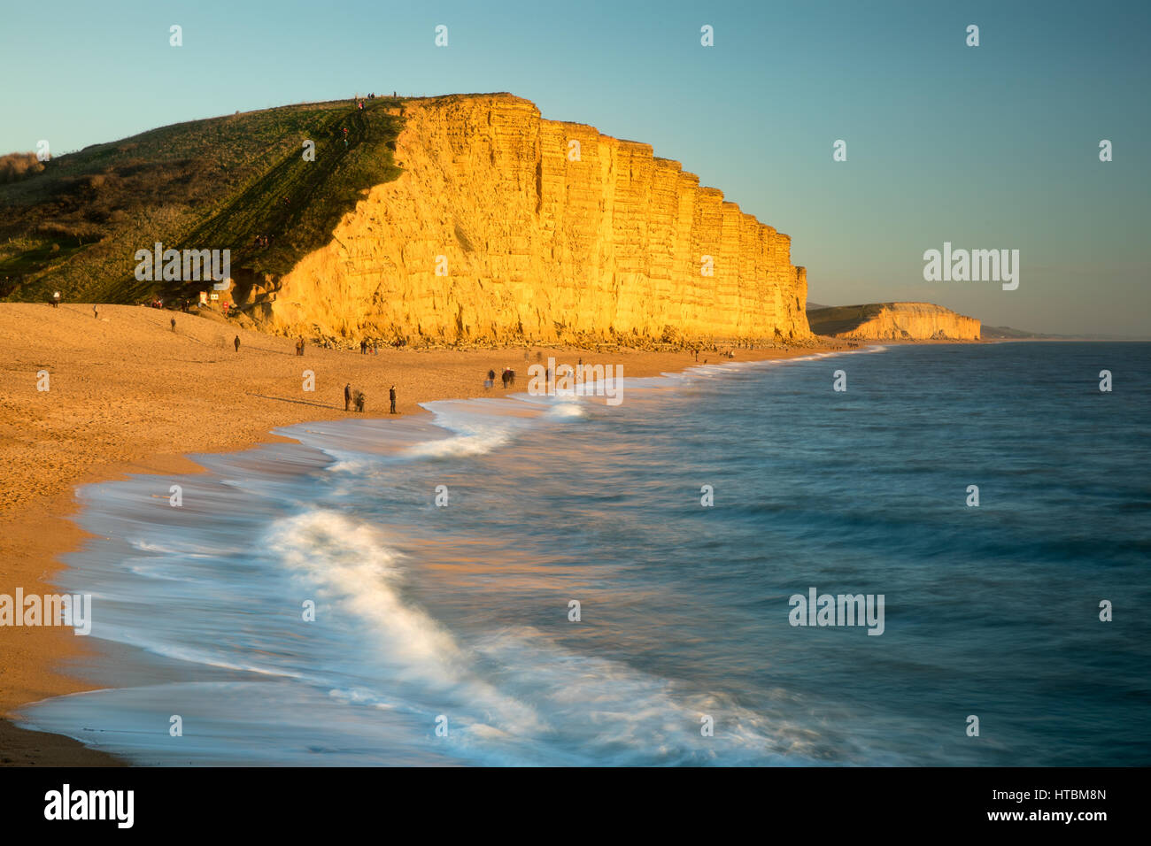 der Strand unterhalb East Cliff, West Bay, Jurassic Coast, Dorset, England, UK Stockfoto