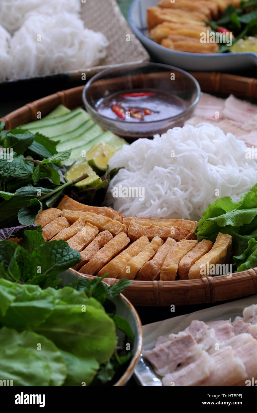 Köstliche vietnamesische Küche, Brötchen Dau Mam Tom, beliebte Suppen aus Nudeln mit gekochtem Fleisch, gebratenem Tofu, Shrimps-paste, grünes Gemüse, cucumer Stockfoto