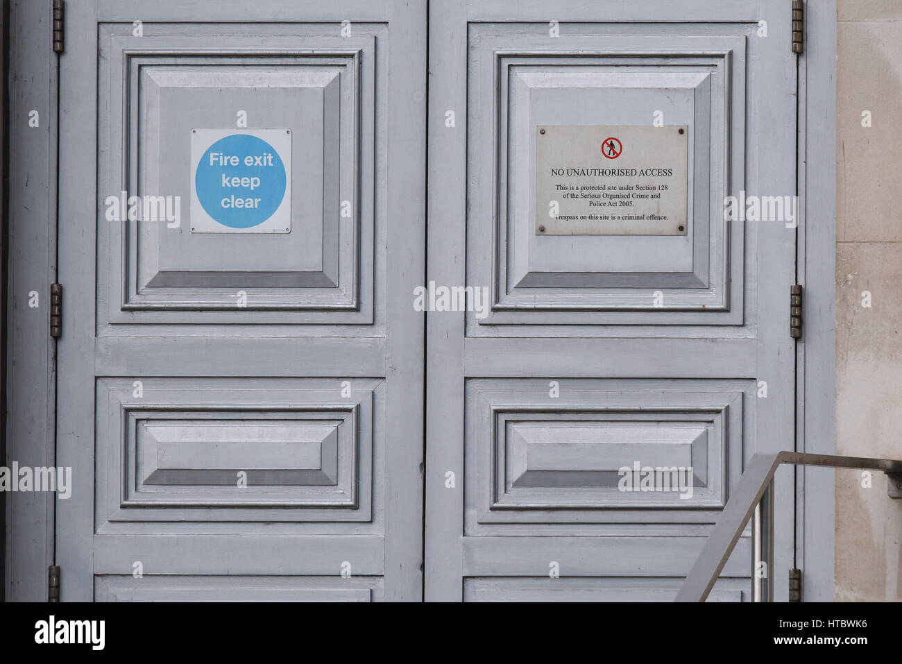 Eine Tür zum Hauptquartier des Verteidigungsministeriums gegenüber Victoria Embankment Gardens, Westminster, London, Großbritannien Stockfoto