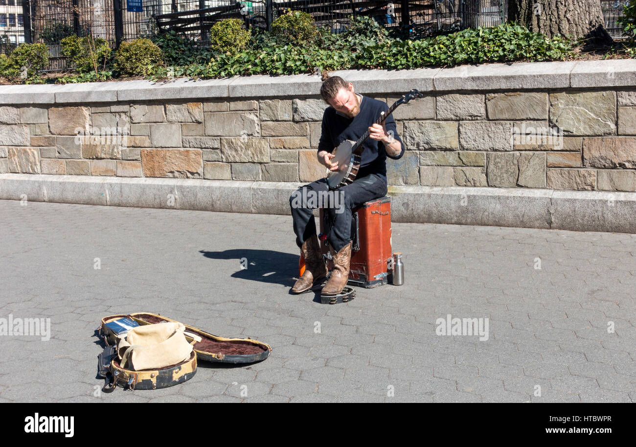 Ein Straßenmusiker spielen das 5-String Banjo in Union Square in New York City Stockfoto