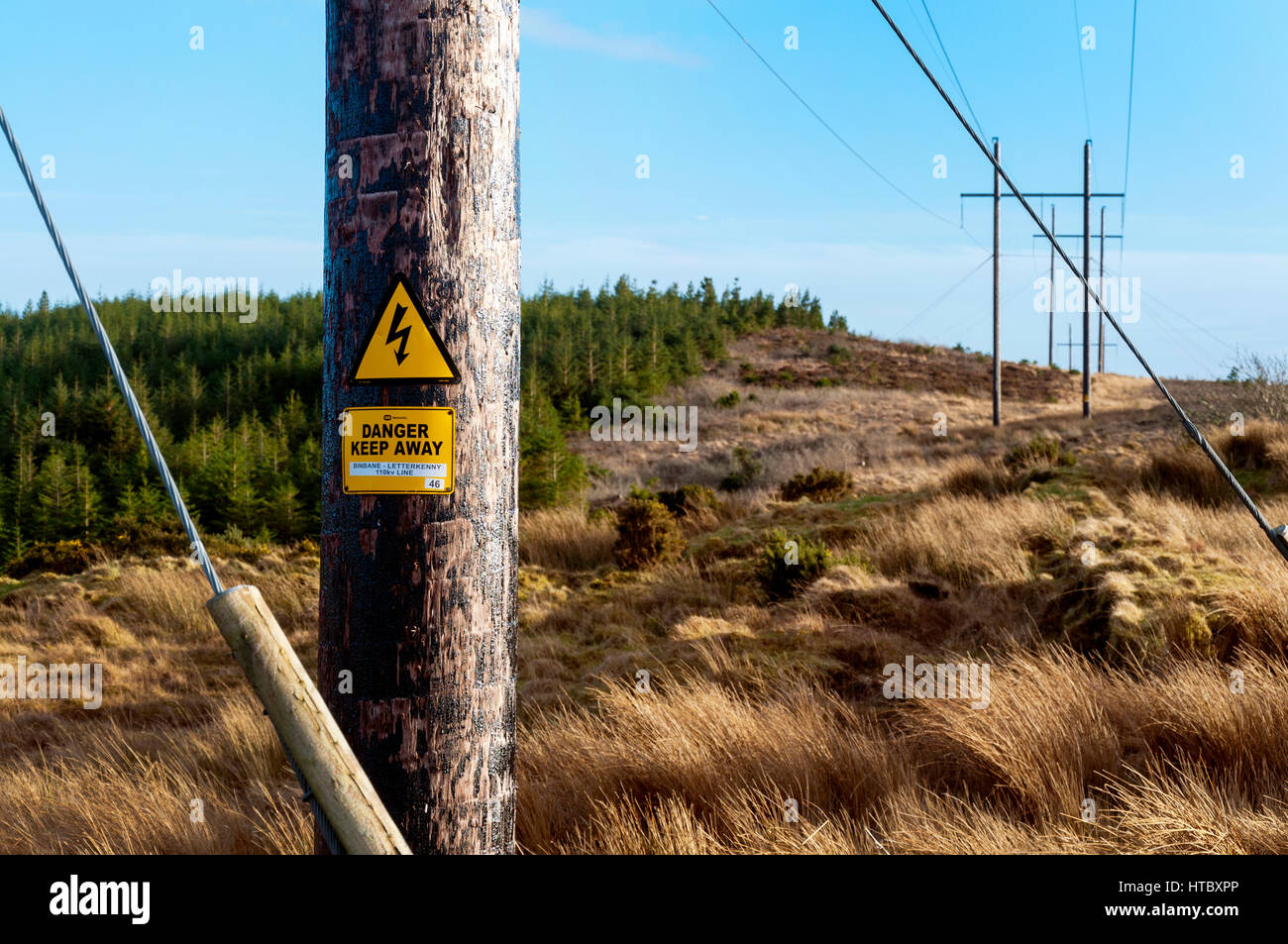 Ländliche Strommasten und Linien in County Donegal, Irland. Teil des ESB Eirgrid Stockfoto