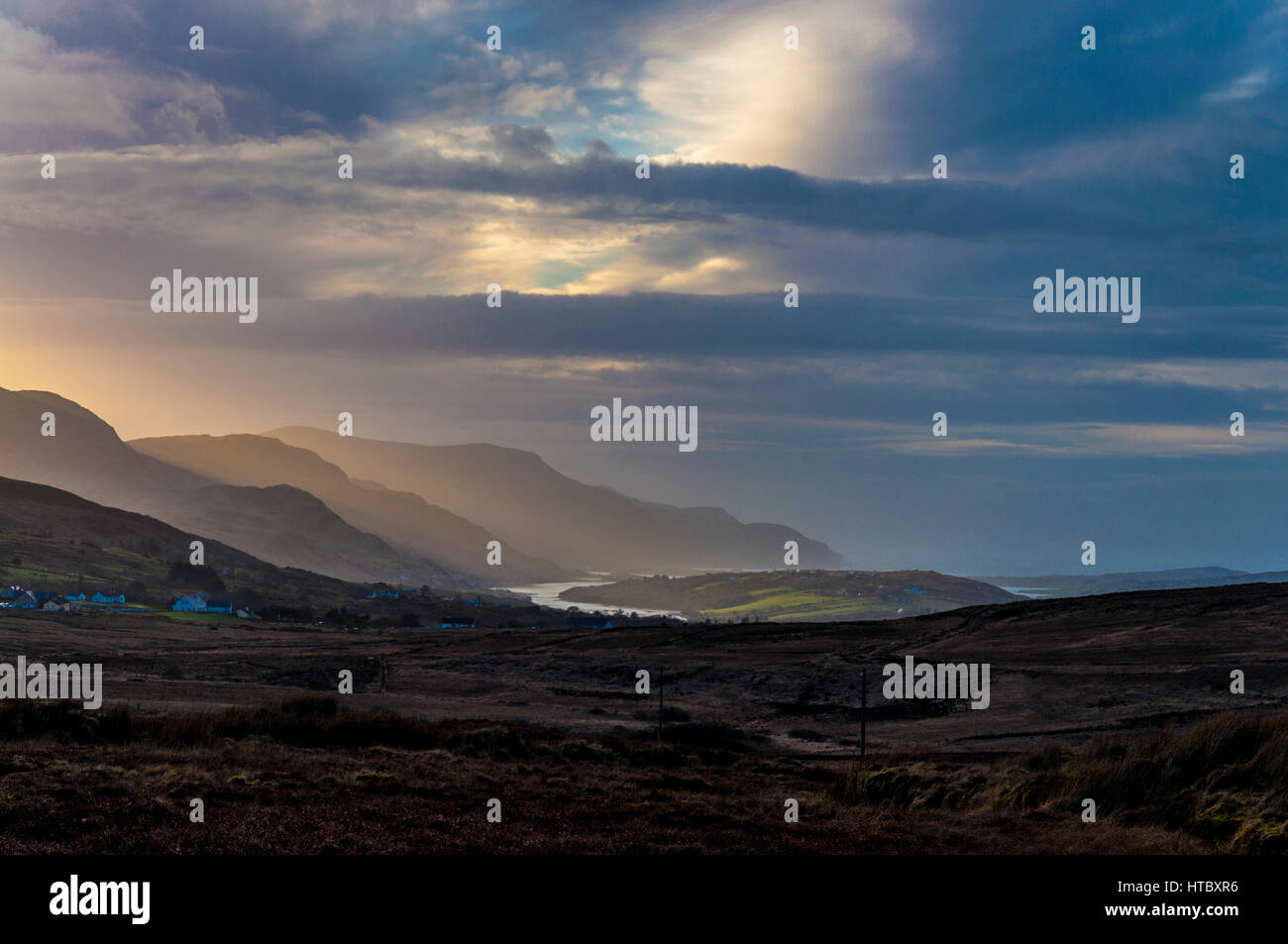 Blick vom Decke Moor über Küsten-Dorf Ardara, County Donegal, Irland. Teil Irlands Wilde Atlantik Weg Stockfoto