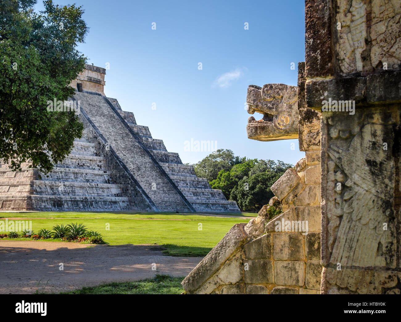 Jaguar-Kopf und Maya Tempel Pyramide des Kukulkan - Chichen Itza, Yucatan, Mexiko Stockfoto