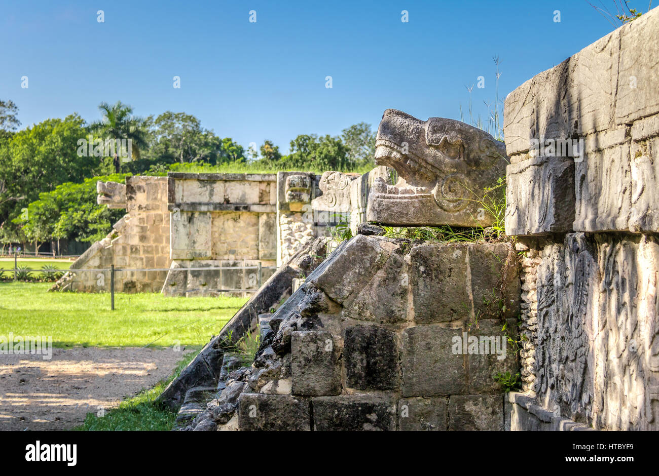 Jaguar-Köpfe der Venus-Plattform in alten Maya-Ruinen von Chichen Itza - Yucatan, Mexiko Stockfoto