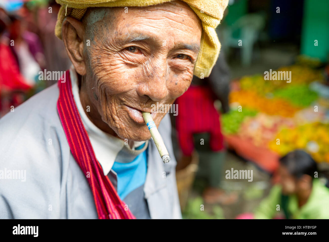 Myanmar (vormals Birmanie). Nyaung Shwe. Shan State. Porträt einer alten burmesischen Mann Rauchen Cheerot Zigarre Stockfoto