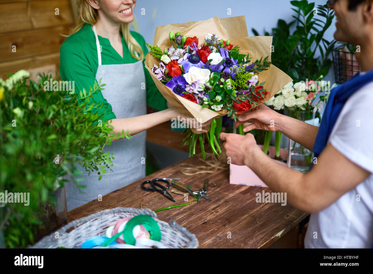 Mann für sein Date in Blumenladen Blumen kaufen Stockfoto