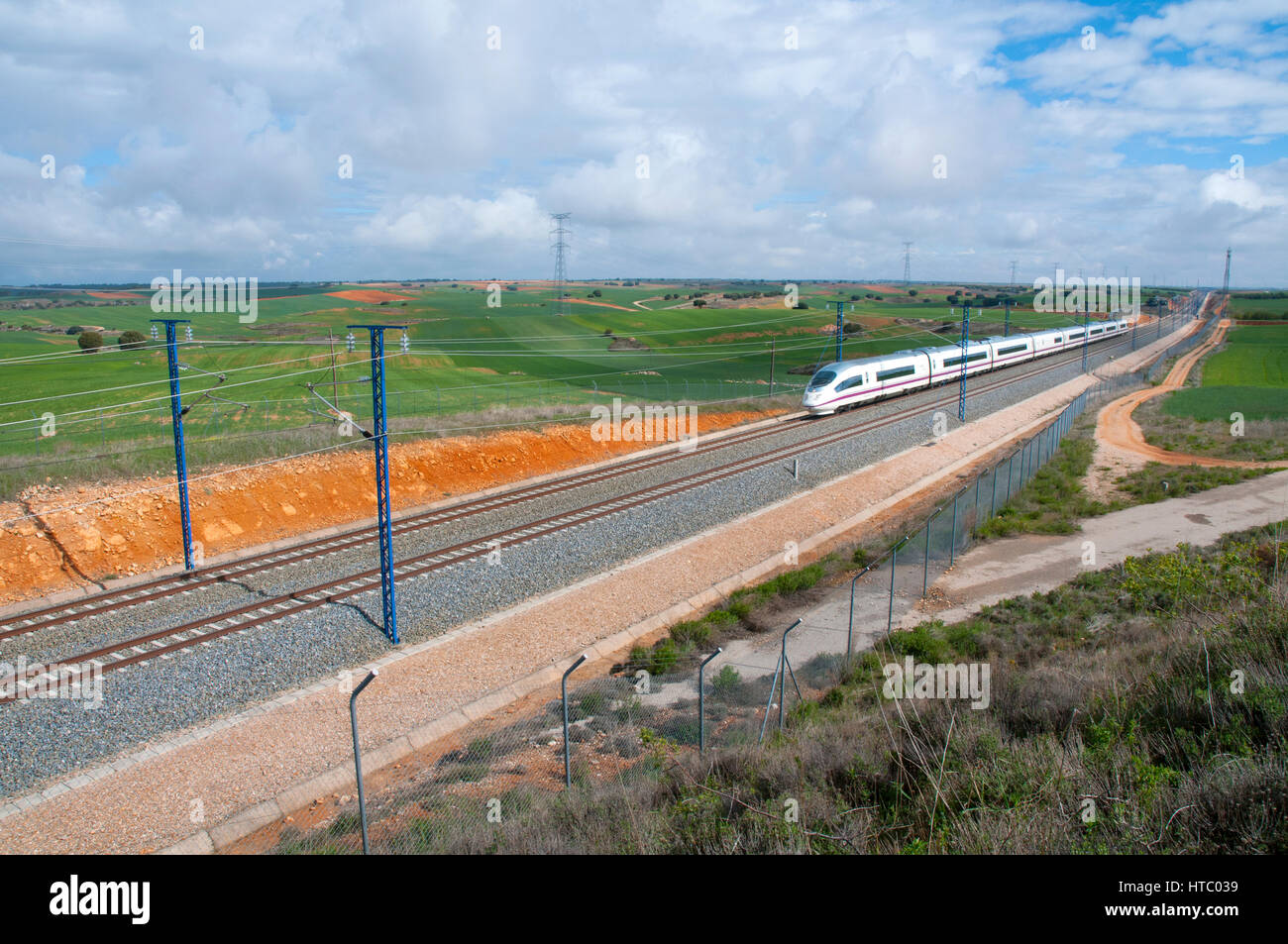 AVE-Hochgeschwindigkeitszug an La Alcarria unterwegs. Provinz Guadalajara, Castilla La Mancha, Spanien. Stockfoto