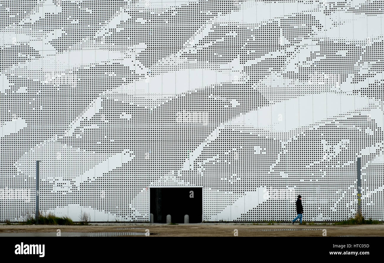 Lochfassade in Automobil-Muster im P-Haus in Ørestad Syd, Kopenhagen, Dänemark Stockfoto