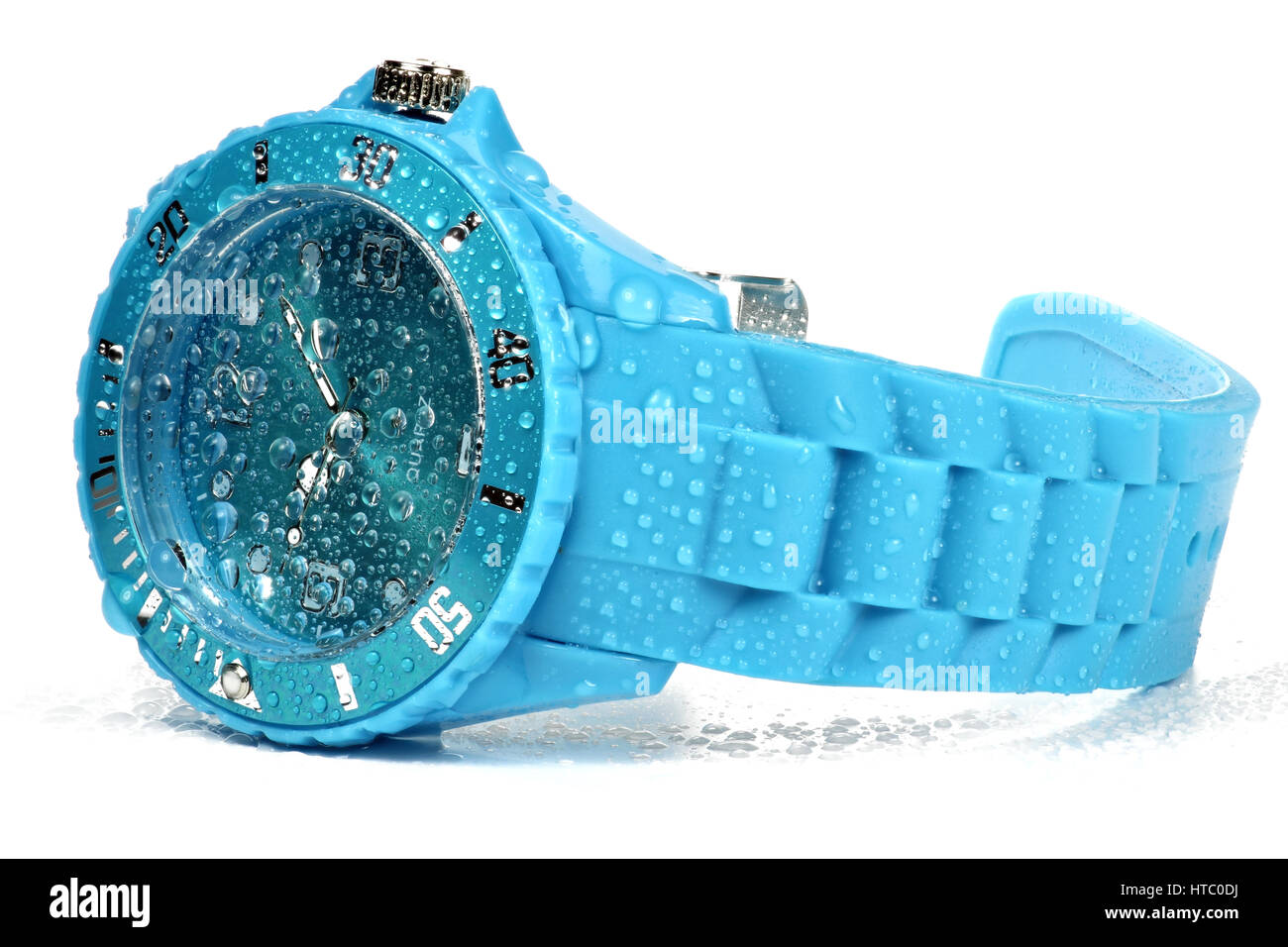 nasse blaue Armbanduhr isoliert auf weißem Hintergrund Stockfoto